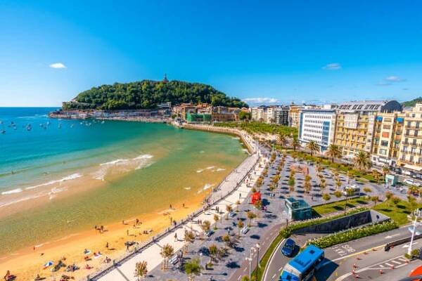 letecký pohled na krásnou pláž la concha ve městě san sebastián v létě, gipuzkoa. španělsko - san sebastián - stock snímky, obrázky a fotky