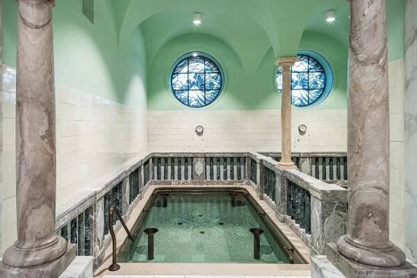 Paříž, Berlín nebo Helsinky. Tohle jsou nejlíbeznější zachovalé bazény Evropy | Forbes