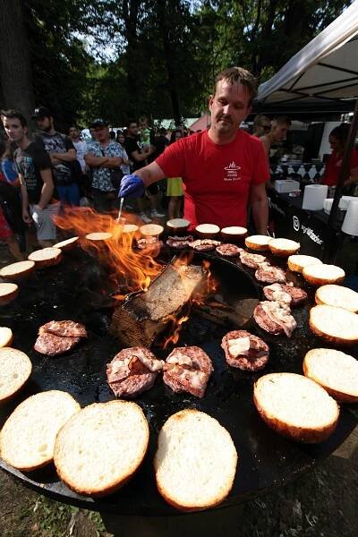 Hamburger fest přilákal do slavičínského parku stovky lidí