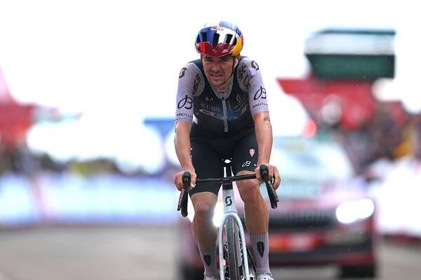 ALFARO, SPAIN - AUGUST 31: Thomas Pidcock of Great Britain and Team Q36.5 Pro Cycling crosses the finish line as second place winner during the La Vuelta - 80th Tour of Spain 2025, Stage 9 a 195.5km stage from Alfaro to Estacion de Esqui de Valdezcaray 1541m / #UCIWT / on August 31, 2025 in Alfaro, Spain. (Photo by Tim de Waele/Getty Images)