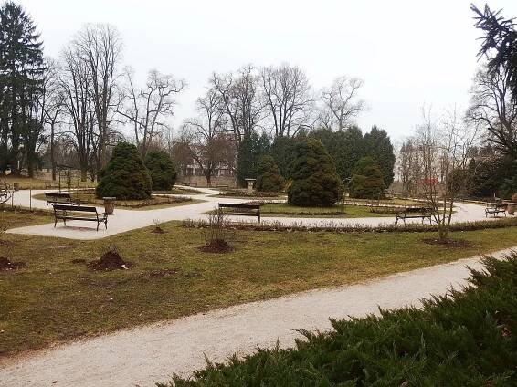Soubor:Hradec Králové, Jiráskovy sady (4).JPG