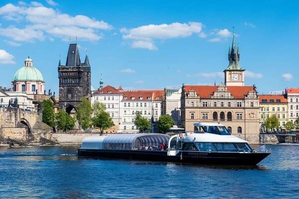 Oběd na prosklené lodi | Prague-Boats.cz