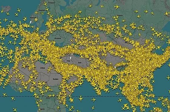 Snímek letového provozu ukazuje „díry“ nad Izraelem, Irákem, Íránem a Ukrajinou.