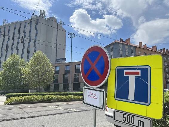 Zákaz zastavení. Na Masarykově třídě v Olomouci řidiči nově nezaparkují