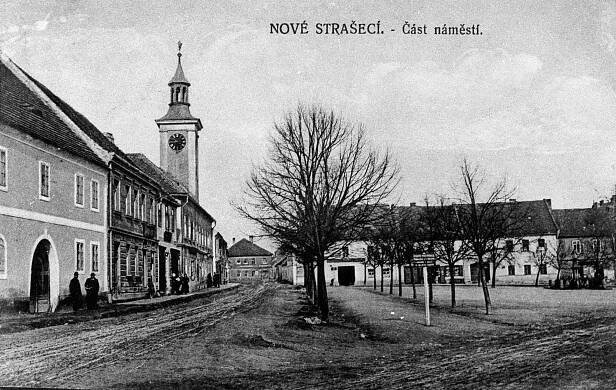 Nové Strašecí, západní kout náměstí s radnicí; před rokem 1922 (sbírka Pavla Fiedlera).
