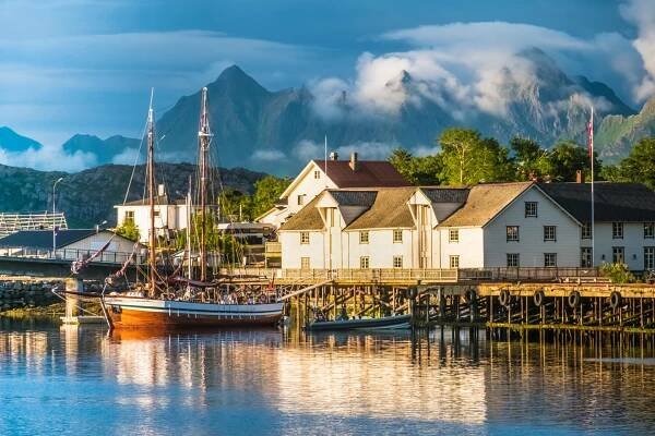 starý přístav svolvaer, lofotenské ostrovy, nordland, norsko. nachází se severně od polárního kruhu. známý svou přírodní krásou, výraznou scenérií s dramatickými horami a vrcholky, otevřeným mořem a chráněnými zátokami, plážemi  - lofoten and vesteral islands - stock snímky, obrázky a fotky