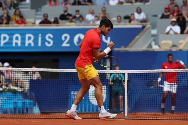 Alcaraz převálcoval Augera-Aliassima a zahraje si o zlato s Djokovičem, Šwiateková získala bronz
