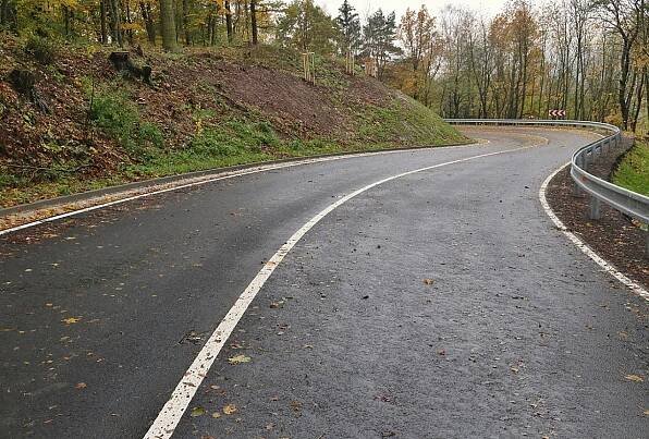 REKONSTRUOVANÝ ÚSEK SILNICE 315 SKUHROV – OSTROV A LANŠKROUN – OSTROV OTEVŘEN | OIK TV 