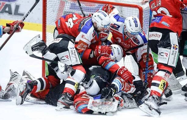 Generali play off Tipsport extraligy - osmifinále: HC Dynamo Pardubice - HC Energie Karlovy Vary.