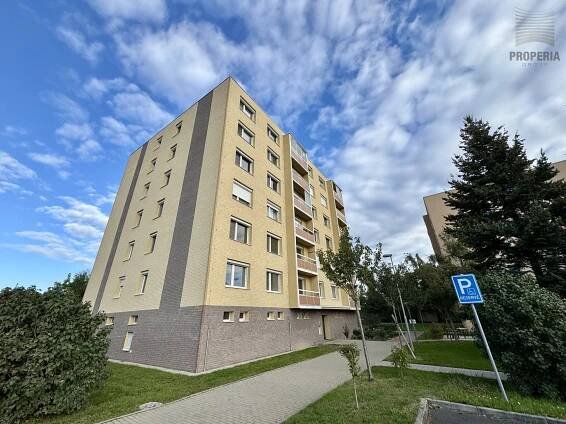 Pronájem zrekonstruovaného bytu 3+1 s lodžií, ul. Husova, Modřice, Brno-venkov. UP 70 m 2 , částečně zařízený, šatna, el. předokenní rolety, výtah - velký náhled 6
