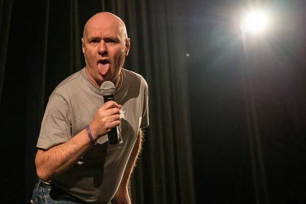 Chci, aby mě zašlápla Godzilla, říká komik Dave Johns. Hvězda Loachova filmu měla stand-up v Praze | Hospodářské noviny