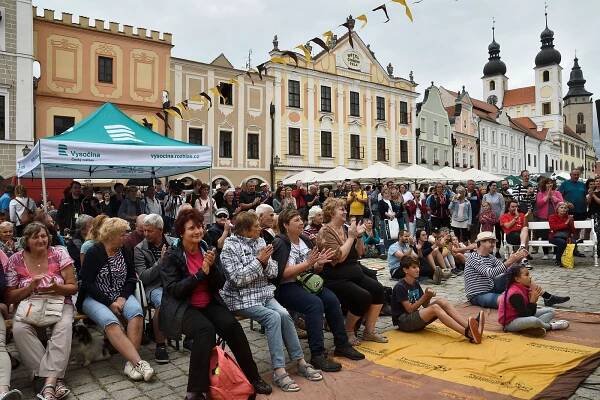 Prázdniny v Telči přehledně. Bude koncert Saxany Petry Černocké i hraní na ulici