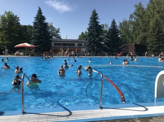 Tropický den na Jiráskově koupališti v Náchodě. Lákadlem je nový dětský bazén