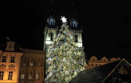 Vánoční strom na Staroměstském náměstí rozsvítila Libuška Šafránková