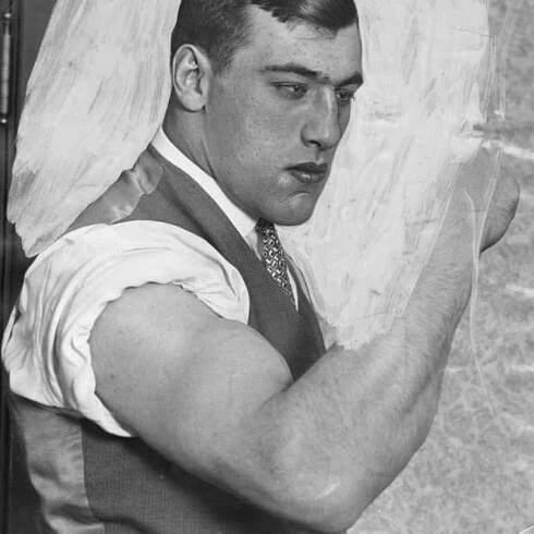 Petinju Profesional Italia Primo Carnera Memamerkan Bicepsnya Wallpaper