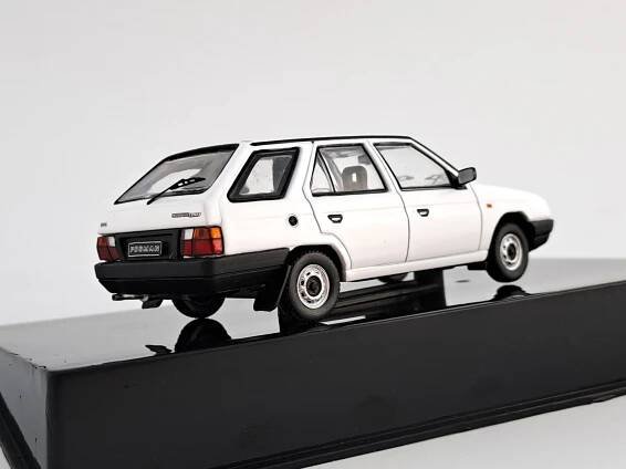 Škoda Forman 1990 1:43 IXO