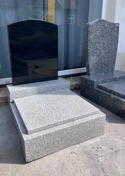 Urnový hrob kombinace světlé a tmavé žuly. Urnový hrob na 6 uren. Levný urnový hrob. Urnový hrob s tmavou nápisovou deskou. Kvalitní urnové hroby. Kamenictví Praha. Kamenictví Neratovice. Kamenictví Mělník. Kamenictví Kralupy nad Vltavou.