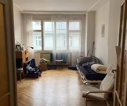Stay with Nomad in a cosy room with a workspace