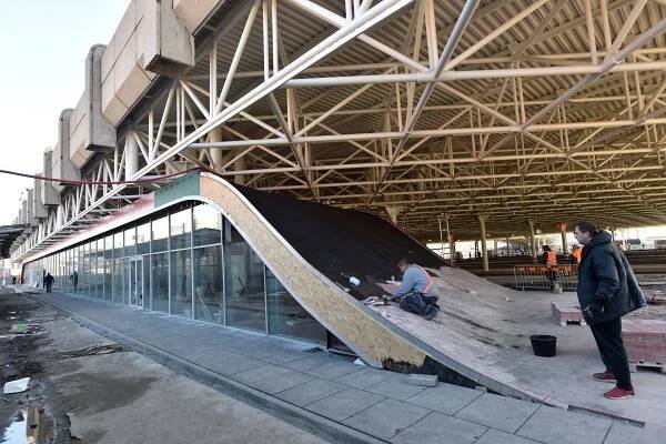 Pod temnou střechu Zvonařky přivádějí dělníci světlo. Oprava brněnského autobusového nádraží se chýlí ke konci