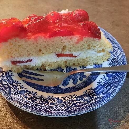Lehký piškotový dort s mascarpone a jahodami