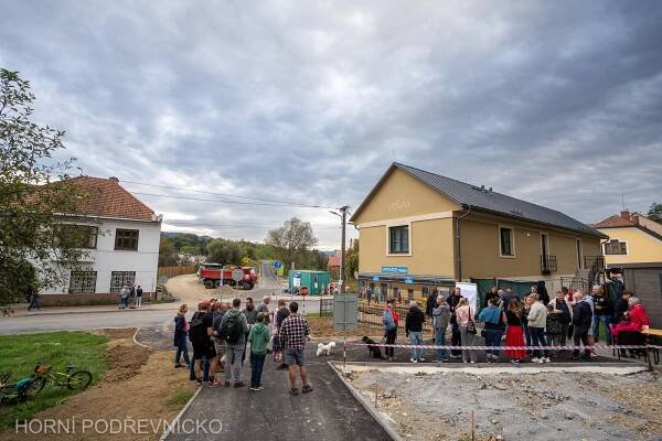 Vizovice - město. Novou vlakovou zastávku vykouzlil barvami Josef Pšenčík "Kanárek" - Horní Podřevnicko