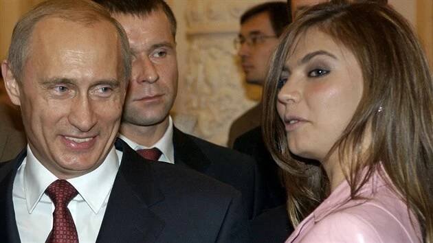 Ruský prezident Vladimir Putin a bývalá olympijská vítězka v moderní gymnastice Alina Kabajevová na snímku z listopadu 2004.