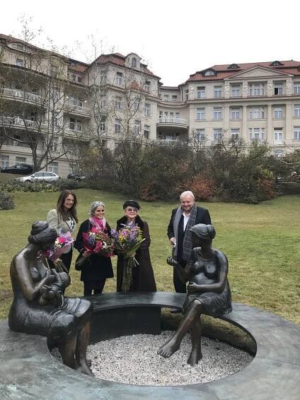 Sochařce Leu Vivot zemřel syn v náručí: Tragédie ji inspirovala k vytvoření Lavičky nekonečna v Podolí