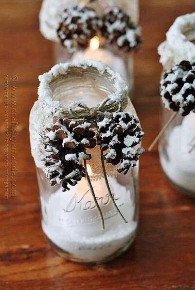 GALERIE:Vánoční dekorace ze šišek: Vyrobte si adventní věnec i svícen na stůl| FOTO 63 |… | Christmas mason jars, Dollar store christmas decorations, Christmas jars