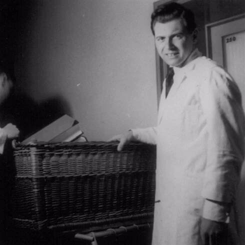 Doktor SS Josef Mengele, přezdívaný Anděl smrti, prováděl nelidské experimenty na vězních v Osvětimi.