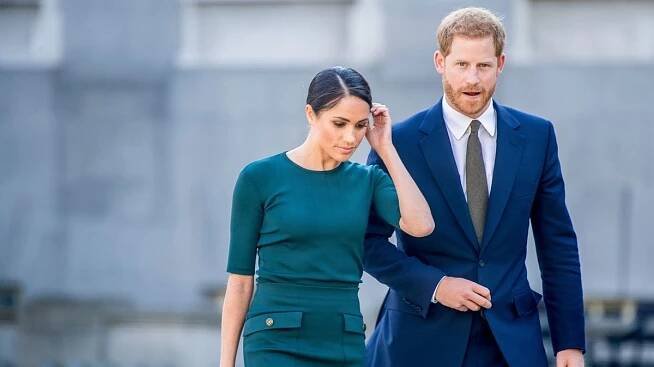 Nová kniha popisuje vztahy Harryho a Meghan s královskou rodinou - Novinky