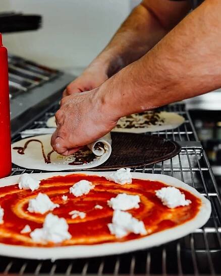 Jedna nebo dvě pizzy dle výběru z Pizza Bombastica: sýrová, šunková i pálivá s jalapeños