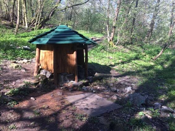Lesníci v Děčíně obnovují studánky. Místní lidé si k nim... | Sever