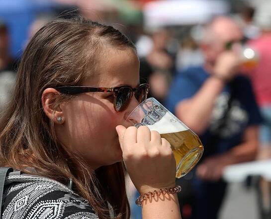 Češi holdují pivu. Muži jich vypijí osm týdně, ženy tři