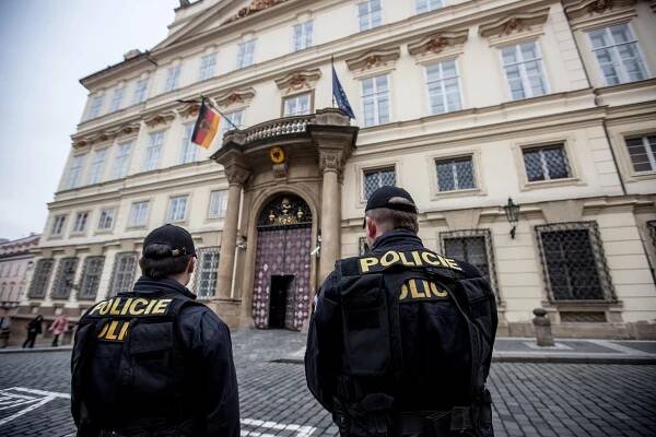 Lidé nosí před německou ambasádu v Praze svíčky