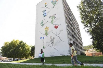 Košice: Kvôli pápežovi pomaľovali panelák na Luníku IX kvetmi