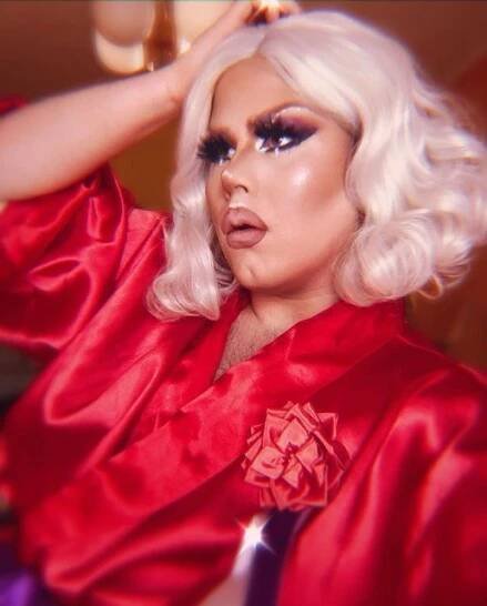 Fenomén zvaný drag queens: David (25) se převléká za ženu a jako Miss Petty baví publikum