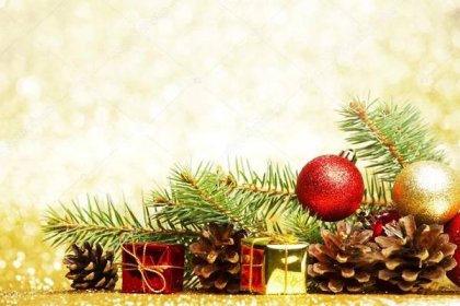 Stáhnout - Vánoční přání s jedlovou větví a dekorací na zlatém třpytivém pozadí — Stock obrázek
