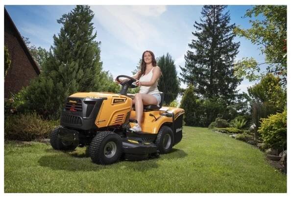 Travní traktor 92 cm se zadním výhozem a mechanickou převodovkou Riwall PRO RLT 92 TRD