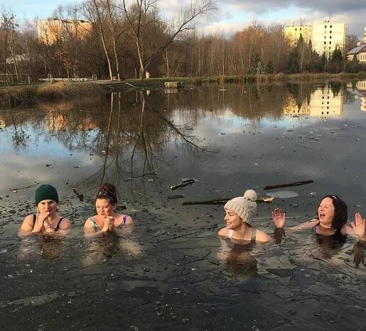 Hvězda Pusinek se toho nebála: Krásná herečka šla do plavek a skočila do ledového rybníka!