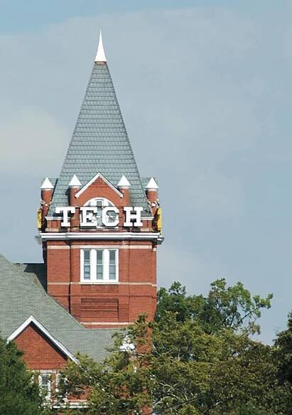 Auf dem Foto ist lediglich der "Tech Tower" Turm der Georgia Tech University Atlanta dargestellt. Der Rest des Gebäudes ist von Bäumen bedeckt, bzw. nicht abgelichtet. Die Mauern sind rötlich, das Dach erscheint blau und bei der Spitze sowie bei den Fenstern wurde sich für die Farbe weiß entschieden.