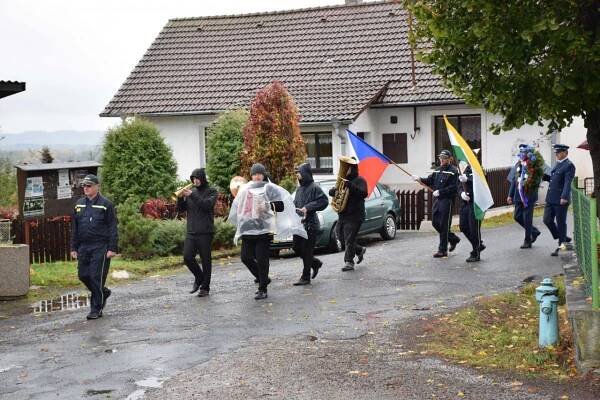 Kladení věnců - Oficiální stránky obce Hvožďany