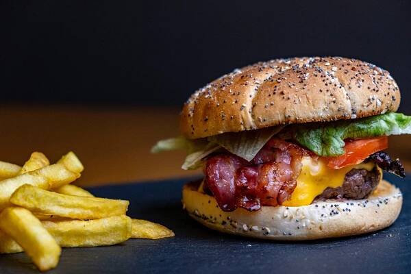 Základová fotografie na téma americká kuchyně, brioche, bulka, burger, čedar, chleba, chutný, cibule, detail, dřevěný, dřevo