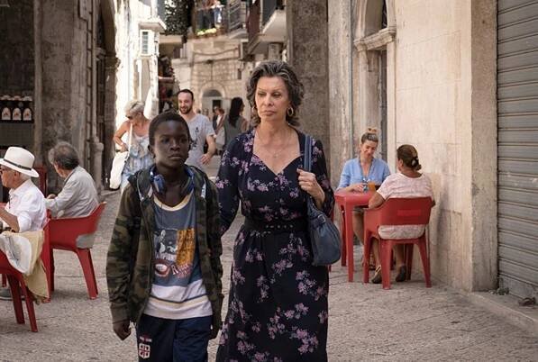 Sophia Loren v něm hraje bývalou prostitutku, která se ujímá dvanáctiletého senegalského kluka z ulice, přestože mu ještě neodpustila, že jí nedávno ukradl kabelku. Film režíroval její syn Edoardo Ponti.