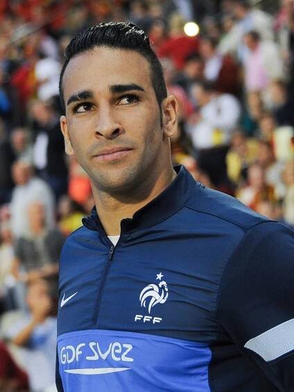 Adil Rami (Francie). Fotbalista, který se proslavil především vztahem s Pamelou Anderson. Kdo by nebral takového sexy zajíčka.