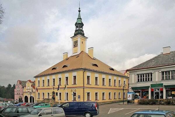 Radnice a vjezd na žamberecké náměstí.