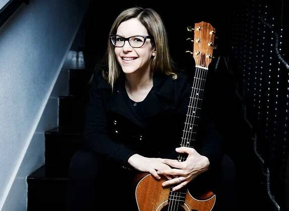 How to Play Lisa Loeb’s Enduring Pop-Folk Hit “Stay (I Missed You)”