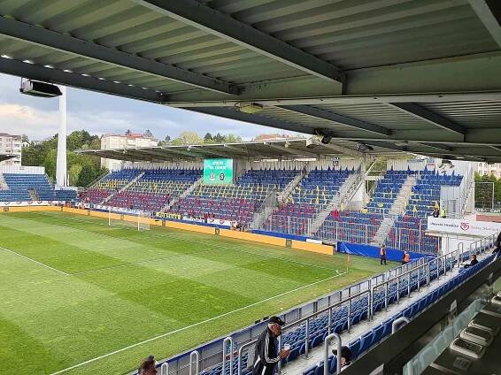 Fanoušci Sparty chystají na tribuně choreo před finále MOL Cupu.