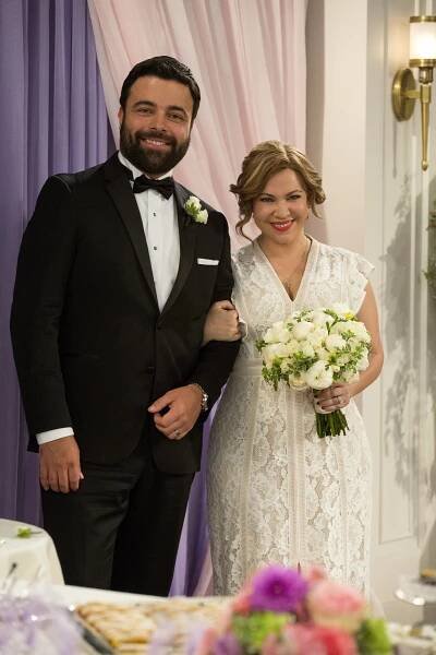 Den za dnem - Ghosts - Z filmu - James Martinez, Justina Machado