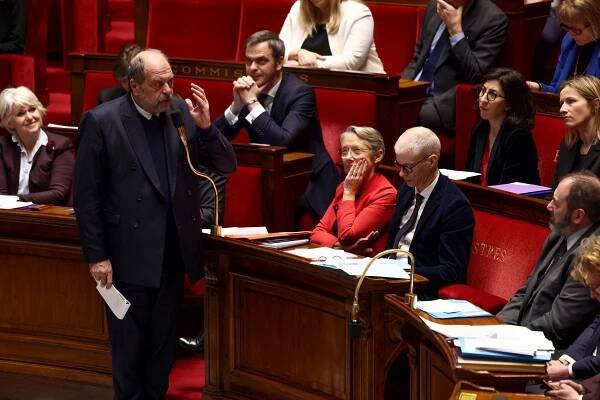 Manifestations de l'ultradroite : la passe d'armes entre Éric Dupond-Moretti et Marine Le Pen à l'Assemblée