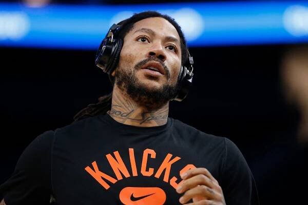 Derrick Rose warms up before a Knicks game